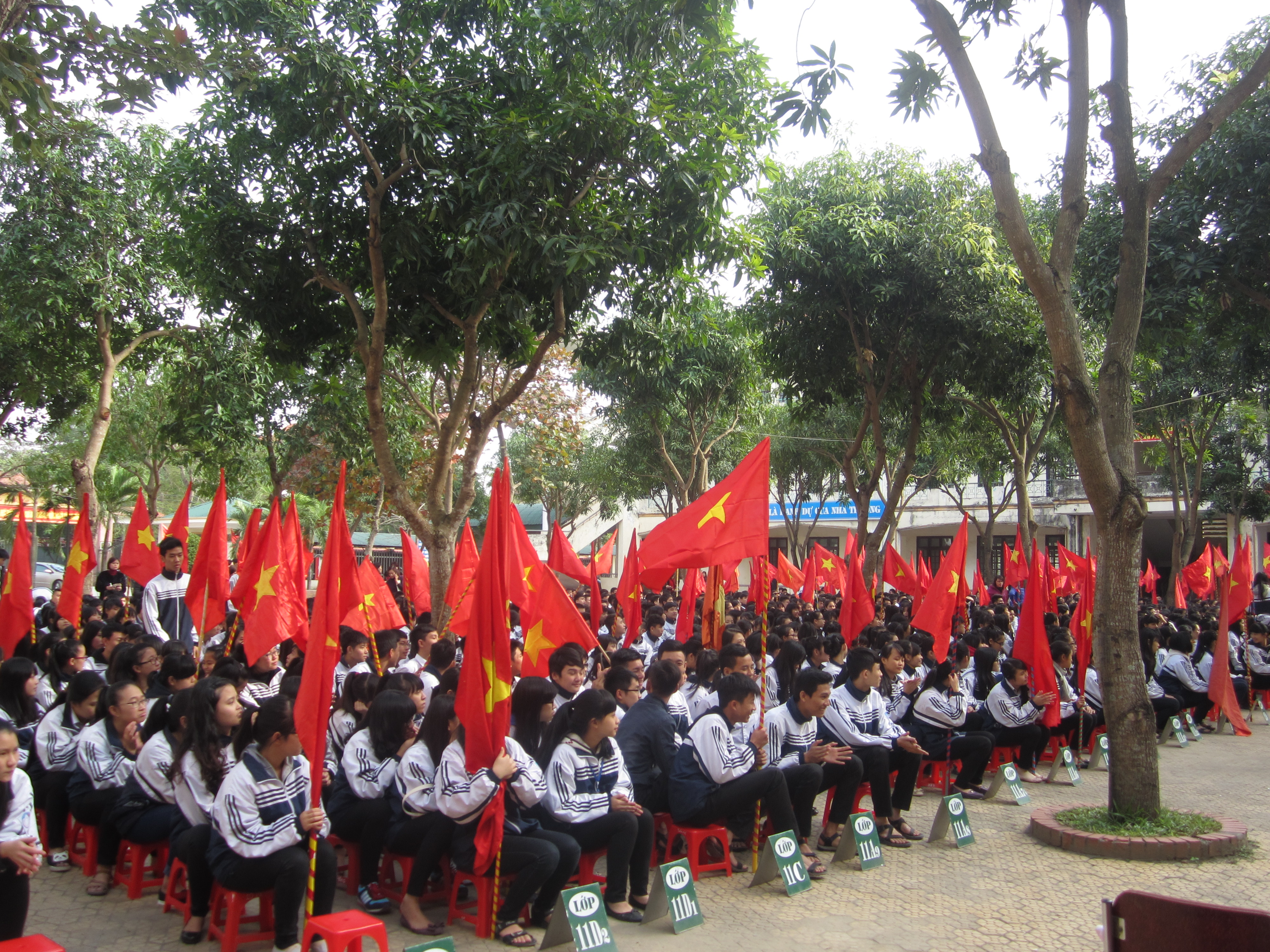 Sân trường THPT Lê Viết Thuật rợp cờ hoa đỏ thắm
