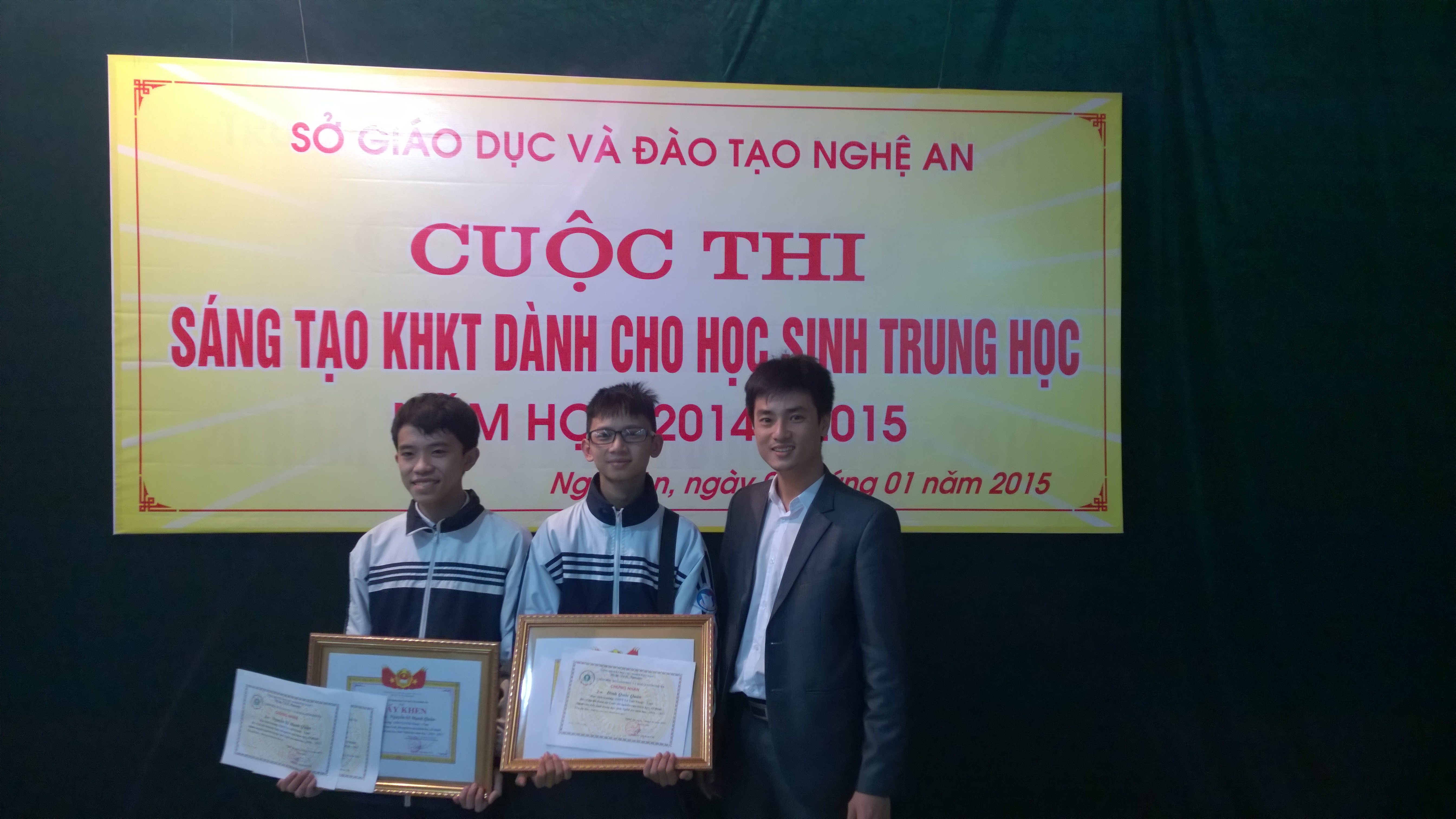 Em Nguyễn Sỹ Mạnh Quân (trái), em Đinh Quôc Quân (giữa) cùng thầy giáo Hồ Văn Minh vui mừng khi biết kết quả cuộc thi