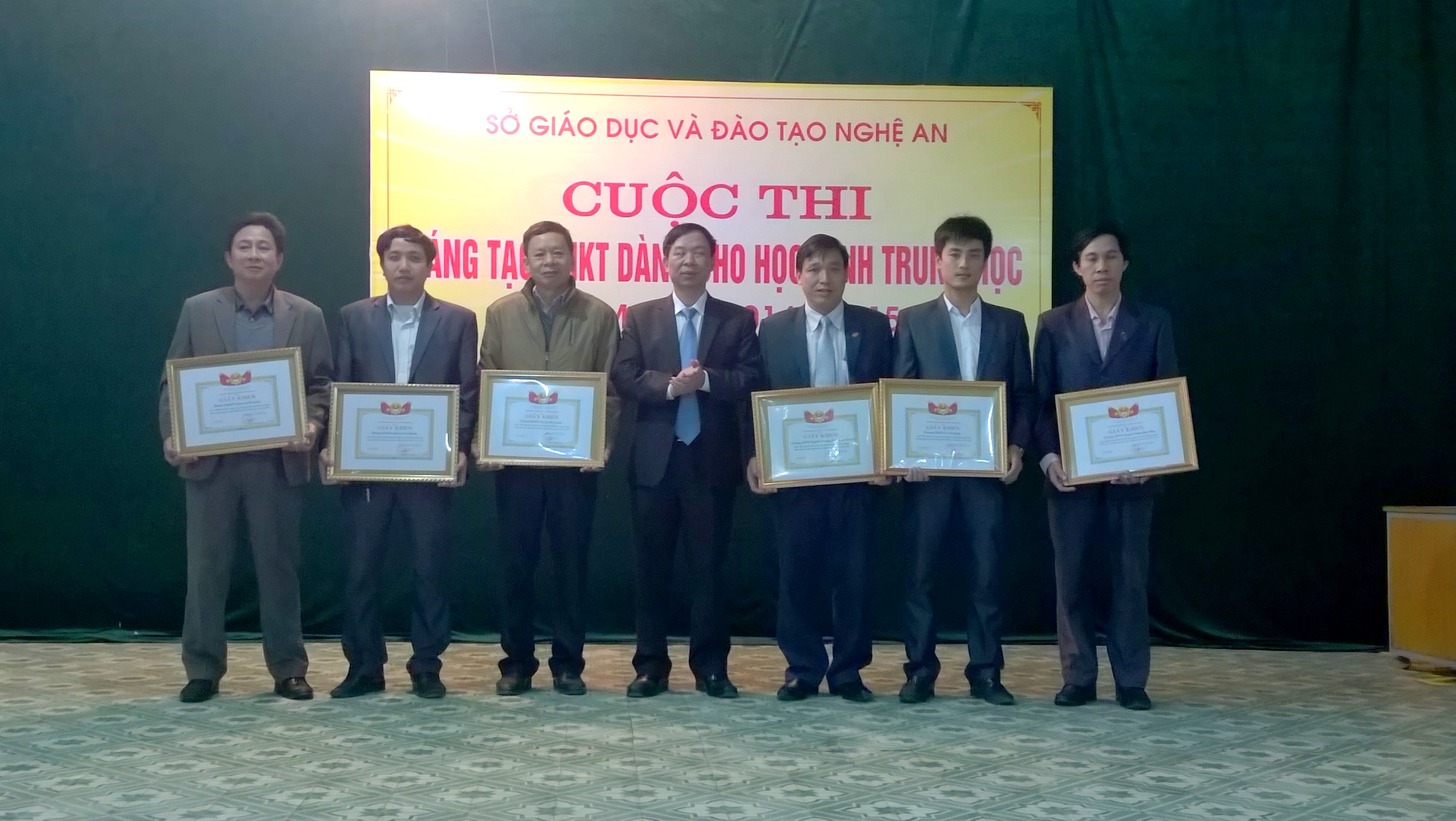 Thầy Nguyễn Hoàng - Phó GĐ Sở GD&ĐT Nghệ An trao giấy khen cho các đơn vị đạt giải cao